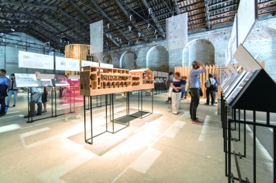 观众参观中国馆室内展厅  高长军 摄